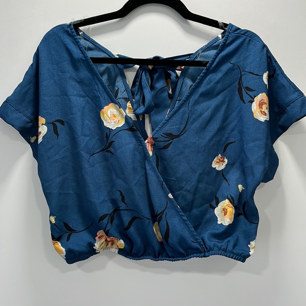Crop Top w. Open Tie Back